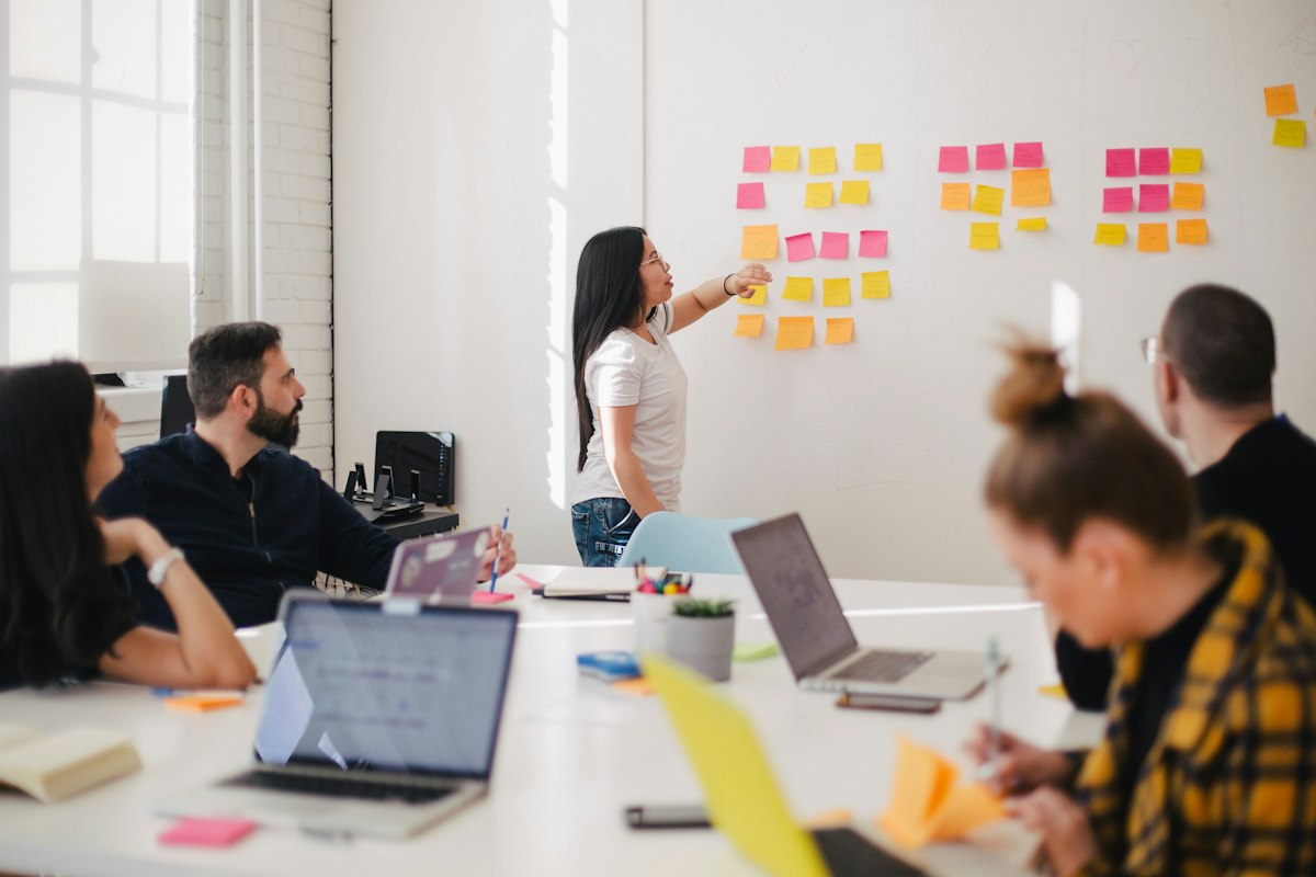 Team planning a presentation with sticky notes